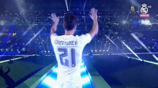 Cheryshev's tweet photo. Gracias por todo amigo @aarbeloa17 ⚽️🎩 https://t.co/sMPQcqy51K
