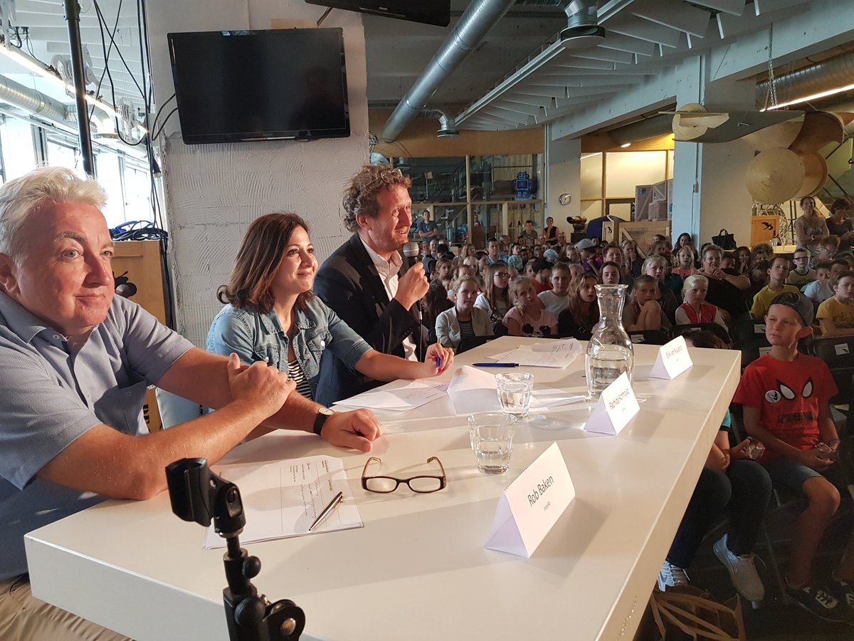 DeUitvinders's tweet photo. Wij bedanken namens alle kinderen de juryleden @RobBaken en Erik van Nuland en de juryvoorzitter @RachidaAchhoud!
#uitvindersfinale2017 https://t.co/uEi3JH0Rop