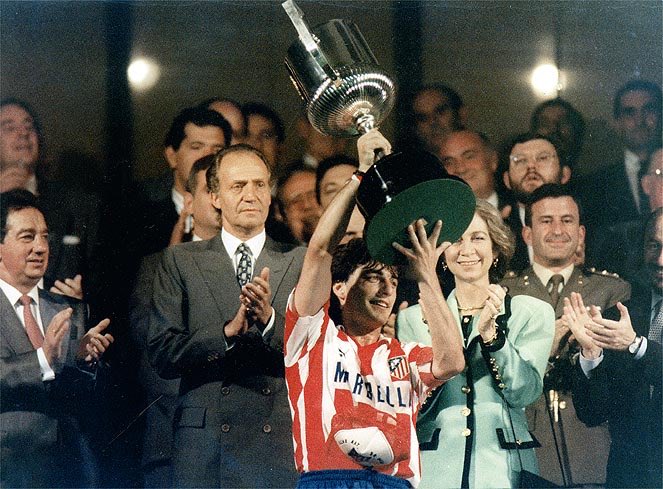 Los50Atleti's tweet photo. Nuestro Capitán, ​@PauloFutre tuvo el honor de levantar el Trofeo,en un día inolvidable, legendario #CAMPEONES #COPA92 #25AÑOS #AúpaAtleti https://t.co/xNMe3Twghp