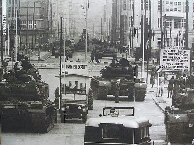 タイタンii W53熱核弾頭 On Twitter ベルリン危機の時 戦車砲は装填済みでいつでも発砲できる状態 戦車指揮官曰く 長い時間交代出来ない中 誰かが疲れでミスをし発砲しないかが心配だったそうだ 誤射で第三次世界大戦が始まってしまうと Https T Co