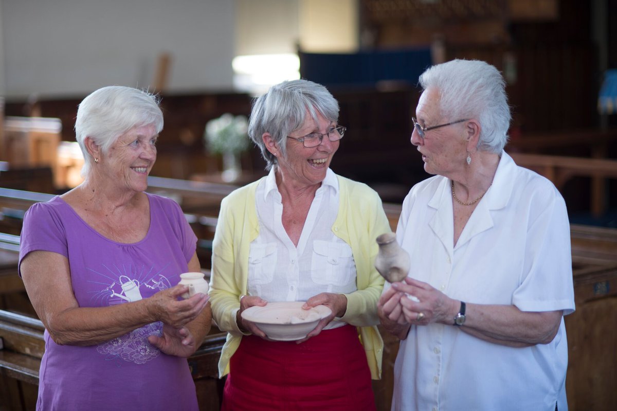 Our local #Devonvolunteer Anne (centre of pic) talks #Romanpottery with Hub visitors. A big thank you for all your hard work! #IpplepenDig