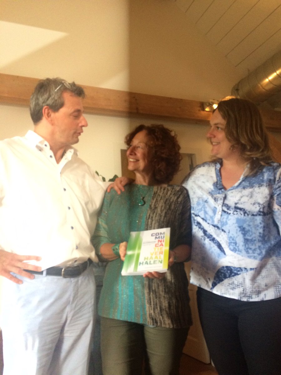 Uitreiking van alweer het derde (!) galjaardboek #communicatieverhaal aan vz galjaardcie en vz logeion. Op t prachtige landgoed hackfort..