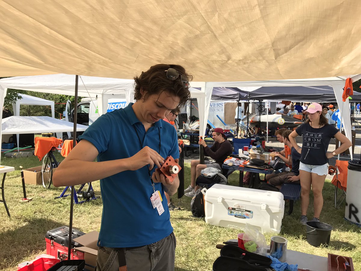 HugoAmmerlaan's tweet photo. #TUDelft #WASUB team doing their final preps for the 1st wet test in the #ISR14 races. https://t.co/jBRi1JdE05