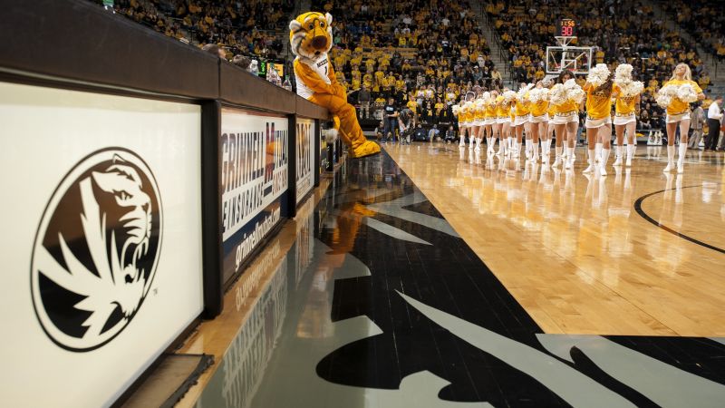 Deadspin tweet media