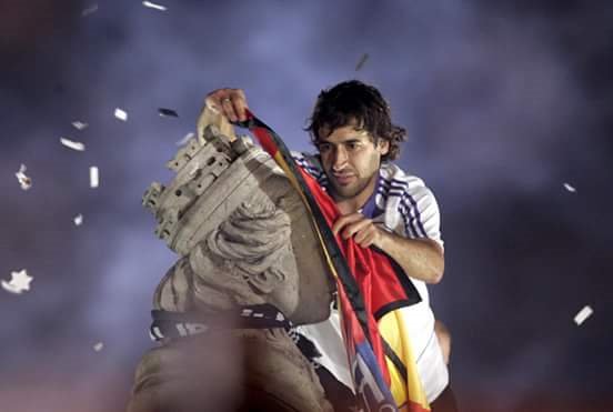 Happy birthday legend Raul Gonzalez 