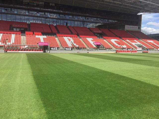 4 weken na fieldtopmaker gesloten zode met droogte resistente SV100 Maxima en Bio Pre-Seed en Hi-Green verzorgd door Vitagro