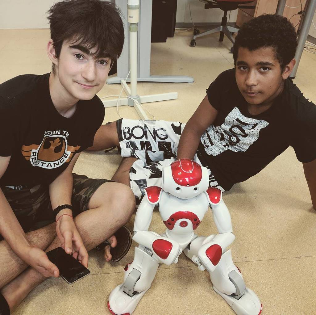 endorbcig's tweet photo. I am happy today! Some friends came to visit me!!! #friends #happy #tuesday #openrobot #learn https://t.co/SFcWXumzyz https://t.co/ziP1Dobryp