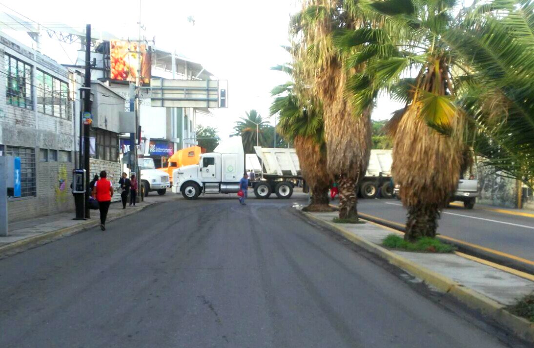 FDN_Oaxaca's tweet photo. Cierran transportistas cruceros en la ciudad de #Oaxaca https://t.co/cHv5OhMpXF #TwitterOax https://t.co/ZEFlIgvakE
