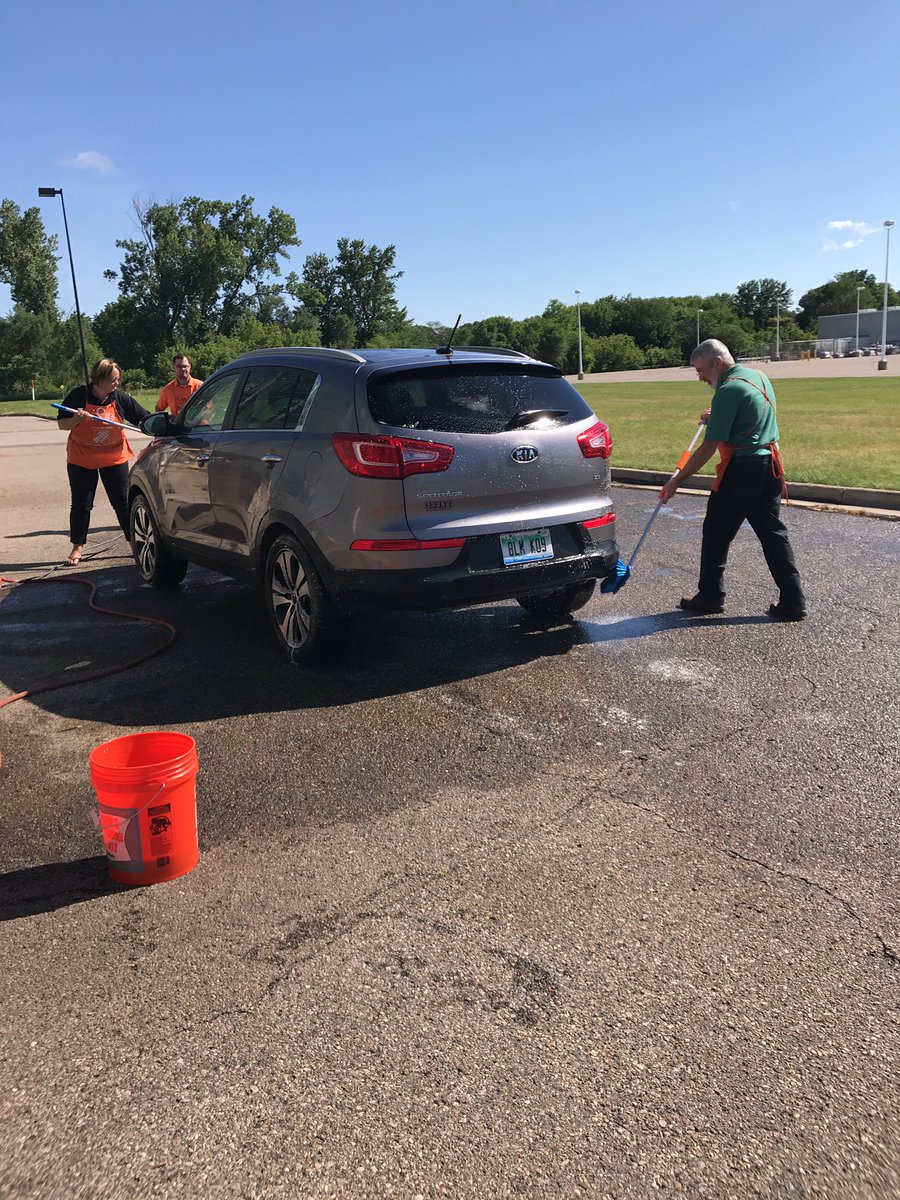 hewittglass's tweet photo. Love my management team!  Washing my car! #apromiseisapromise @JanaVugteveen @troyer_paige @bobsaniga https://t.co/3uz6ofQ6c8