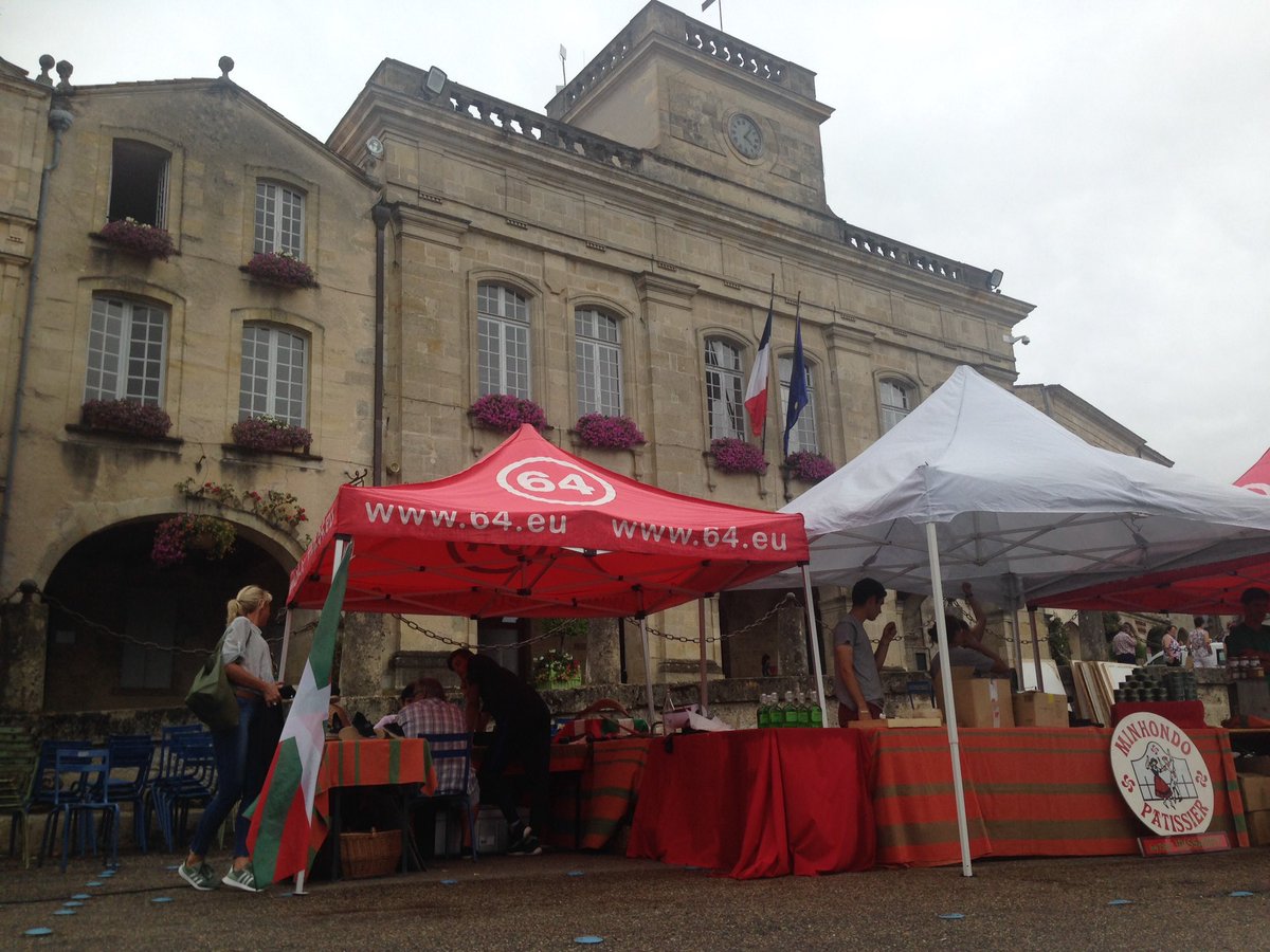 On s'installe sur la #place ! On vous y attend pour une #belle #soiree !
#TourdeFrance #pelote #basque #Gironde #humanitaire