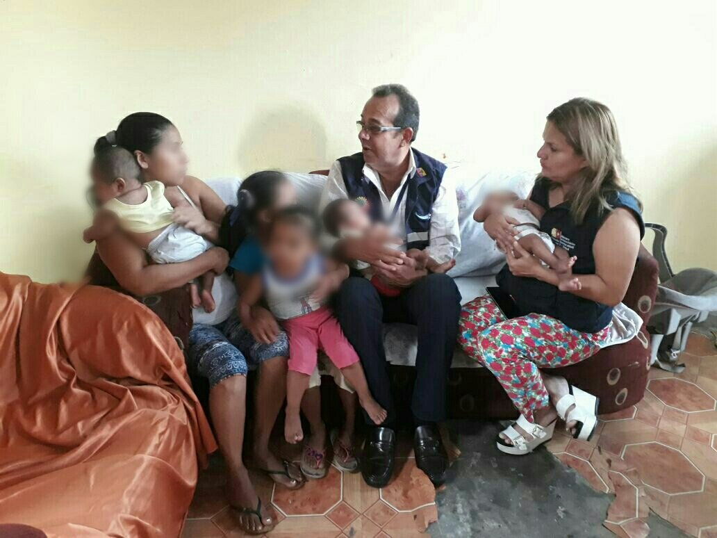 Salud_Guayas's tweet photo. Directora #Distrito09D02 en coordinación con @GoberdelGuayas  realizan seguimiento a trillizos. #SaludParaGuayas #MilDías https://t.co/Ktzwuggo23