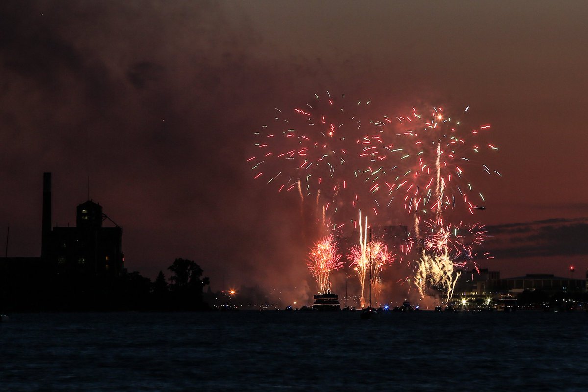 itskingkhan's tweet photo. It was great but rain ☔️ made me lil upset 😭, rest of it was awesome #FordFireworks https://t.co/MoyUQ7Gn8S