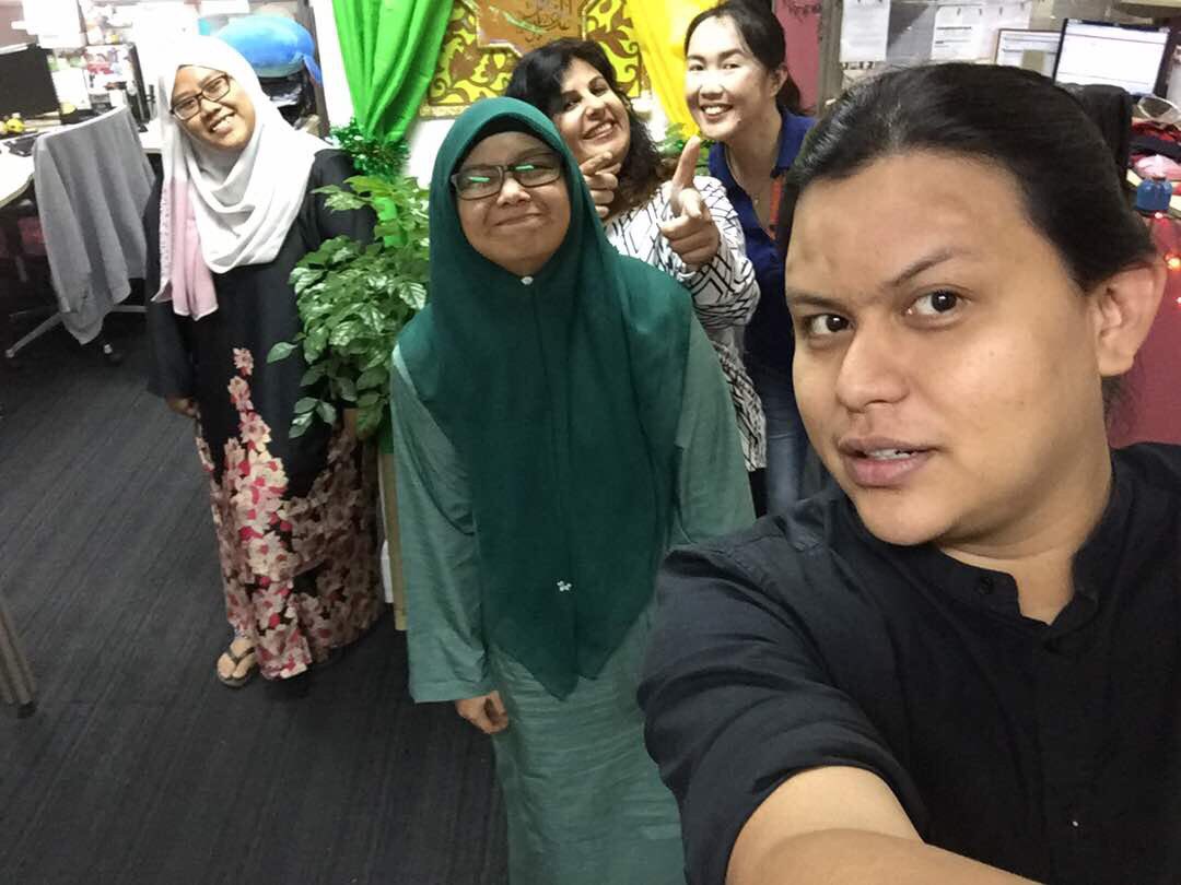 kabemostafa's tweet photo. Walaupun sampai hari ni masih kerja dan belum cuti raya, kira bersyukur la kan. Sebab ada kerja, at least. #midnightteam https://t.co/cv7j9Bsykb
