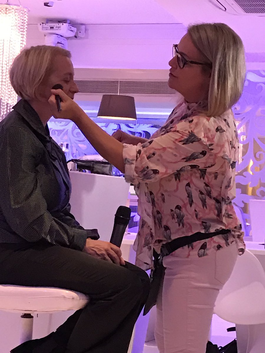 GA_Interiors's tweet photo. The #gorgeous @Rachel99MUA sharing top makeup tips for photo or video. #sistersnog #plumworkshop https://t.co/V2r8csDFSX