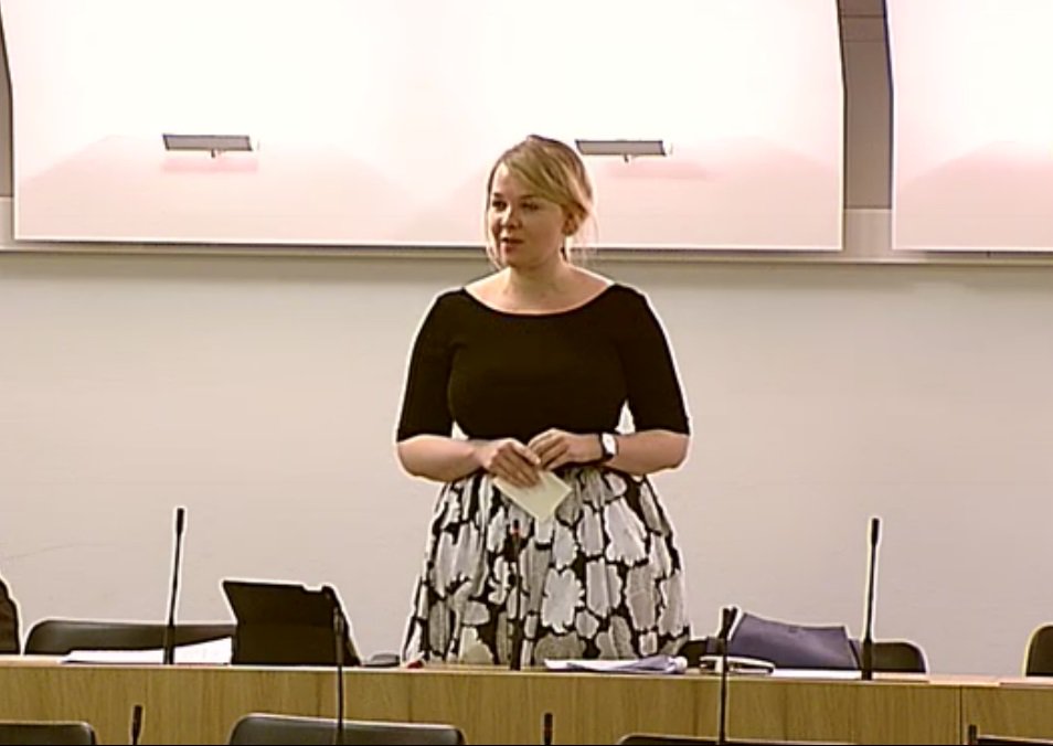 Karvakake's tweet photo. Keskimäärin kivaa katsella kun #kulmuni #katrikulmuni puhuu. Vaikka ovatkin kepulaiset #täysistunto #eduskunta #politiikka https://t.co/nI8vcBQyIV