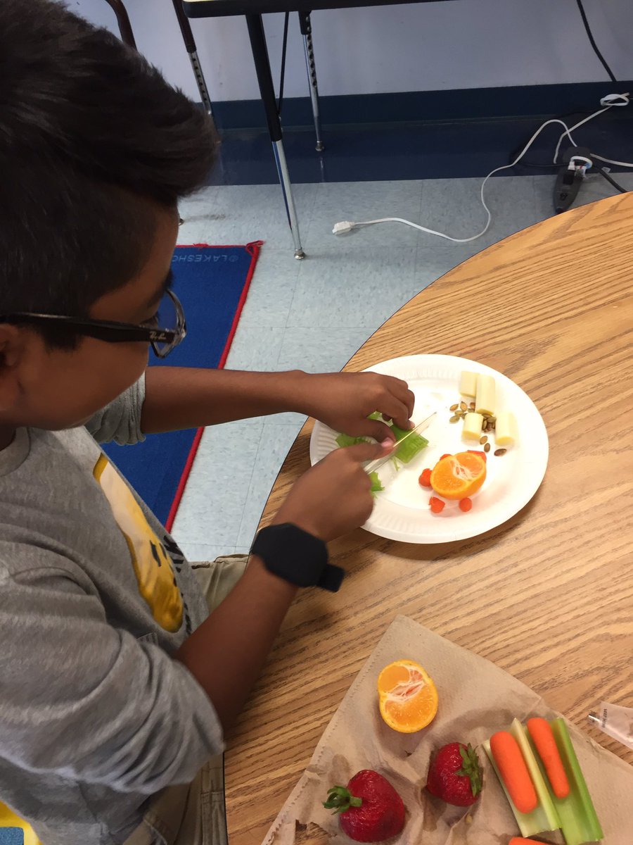 Creating a summer scene with a balanced plate of food! 🍇🍅🍞🧀🍗<a href="/APSTitleI/">APS Title I</a> #APSInnovacademy