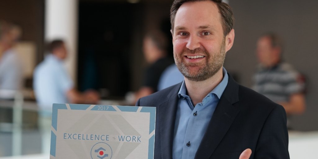 CSS_francais's tweet photo. Notre chef #RH Management, Daniel Zimmermann, reçoit la distinction «Excellent employeur» pour la CSS. #work4css #numéro1 https://t.co/uSCUb2fpHh