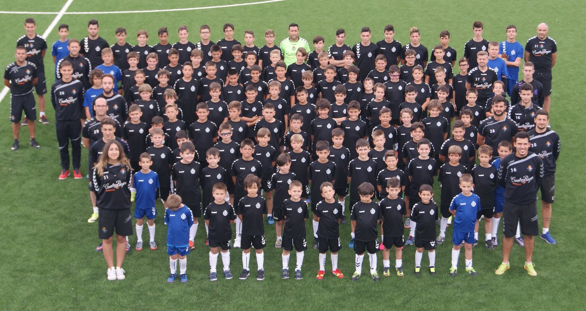 📸💜⚽️ | Fotografía de familia de los alumnos del Campus de Verano de la Fundación Real Valladolid #EscuelaRVCF