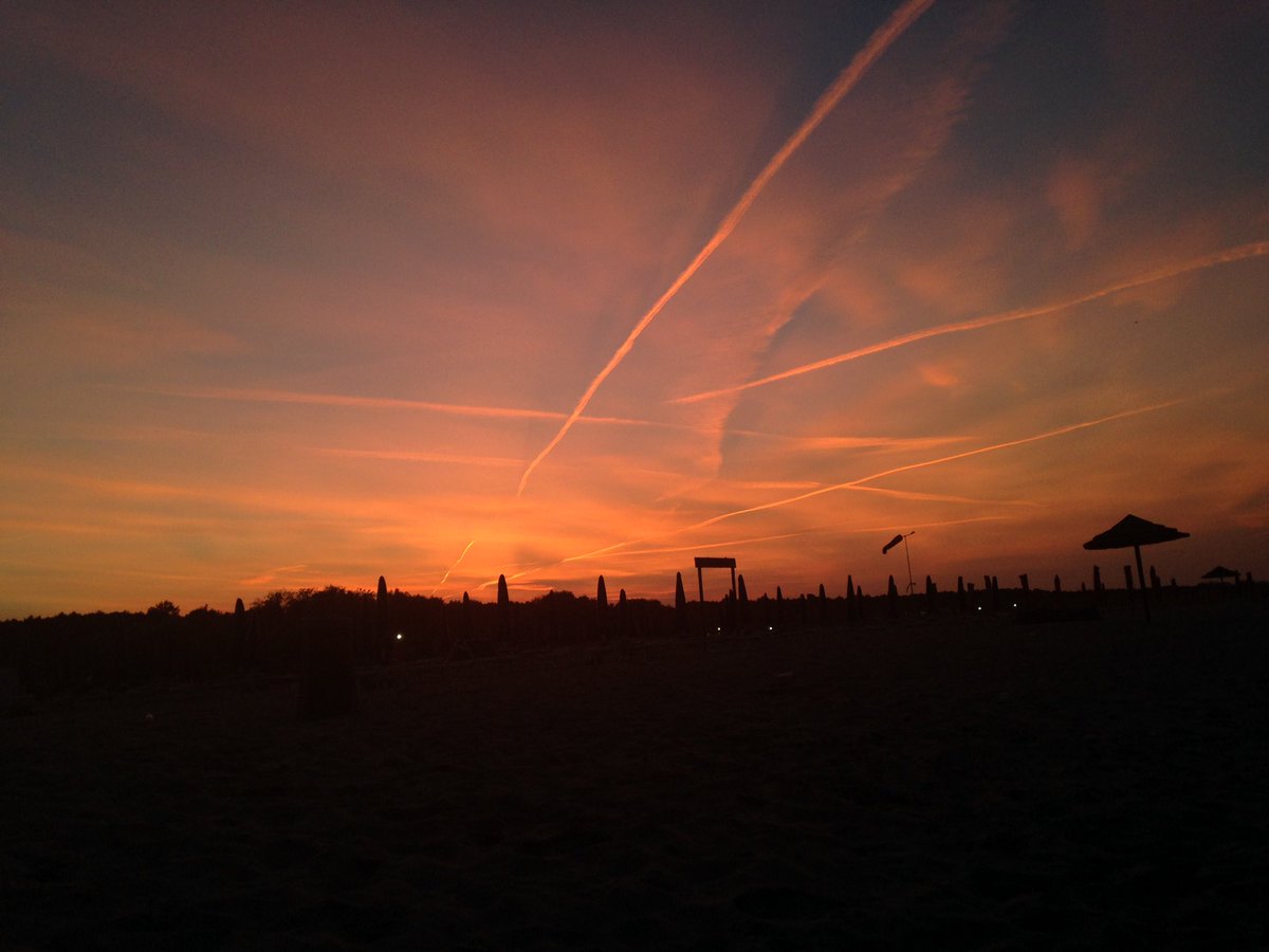 guzmn96vir's tweet photo. Magia la de un rayo de Sol entre las nubes y una ráfaga de brisa marina. Magia la del atardecer. https://t.co/A0EPqEEFY7
