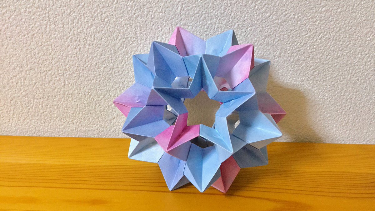 Origami Auf Twitter ありがとうございます この折り紙は何年も前に買ったものなので もう売ってないかもしれないです そんな貴重でキレイな折り紙を台無しにせずに完成できたので ちょっとホッとしてます O O