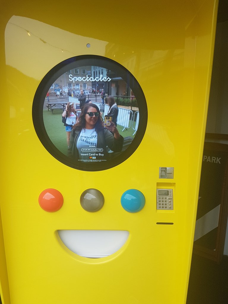 nushkino's tweet image. #snapbot is in Shoreditch @boxpark got get your @Spectacles #nolines #SNAPCHAT