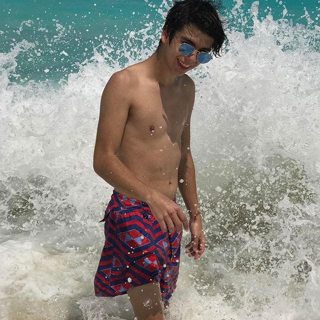 Después de esta foto la ola llego me revolcó y me llevo por un pasadizo secreto fin. 🌊