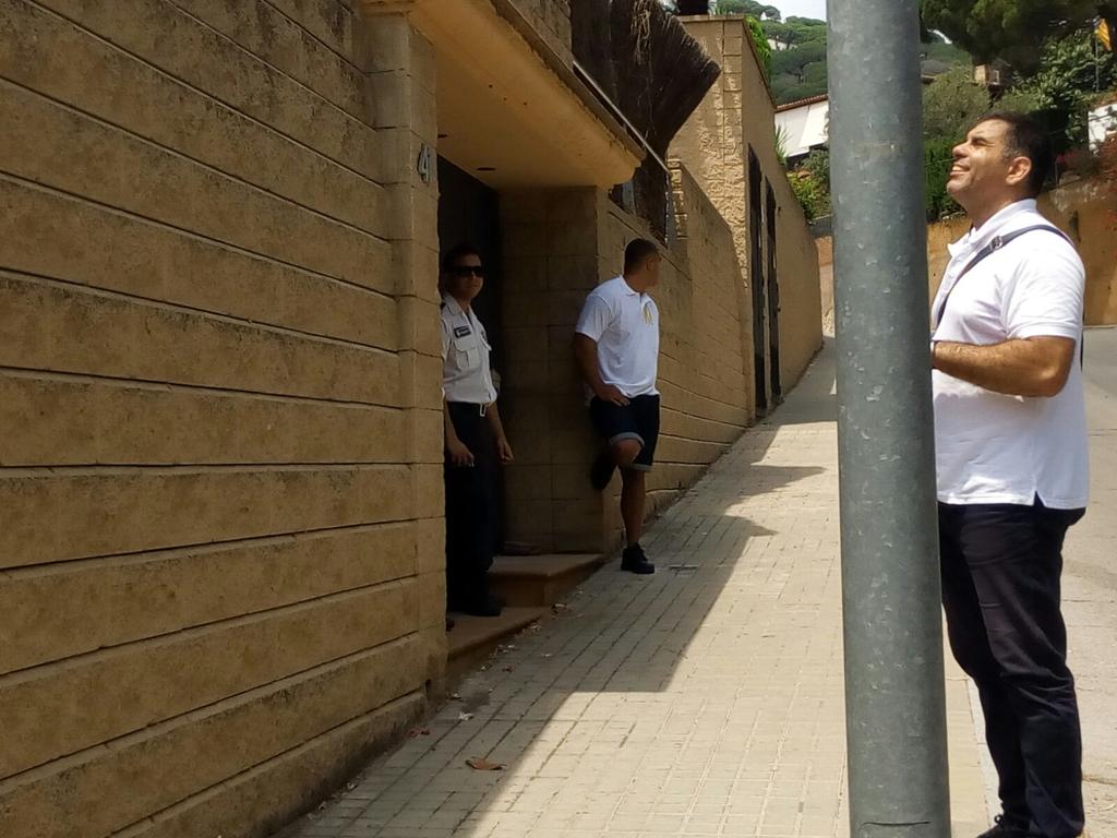 ArranMasnou's tweet photo. A #Premià @InfoDesokupa assetja dos cases prohibint l'accés de persones, aigua i menjar. Hi ha gent resistint a dins, Tot el suport! https://t.co/U9QGrIOuHp