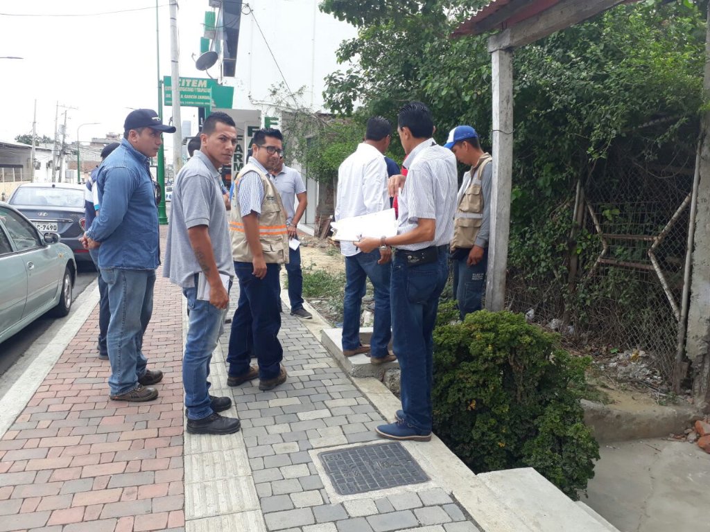 UGPManta's tweet photo. Iniciamos el recorrido con los técnicos de las empresas d Telecomunicaciones en la #avenida24 para el soterramiento https://t.co/Ql87reY06B