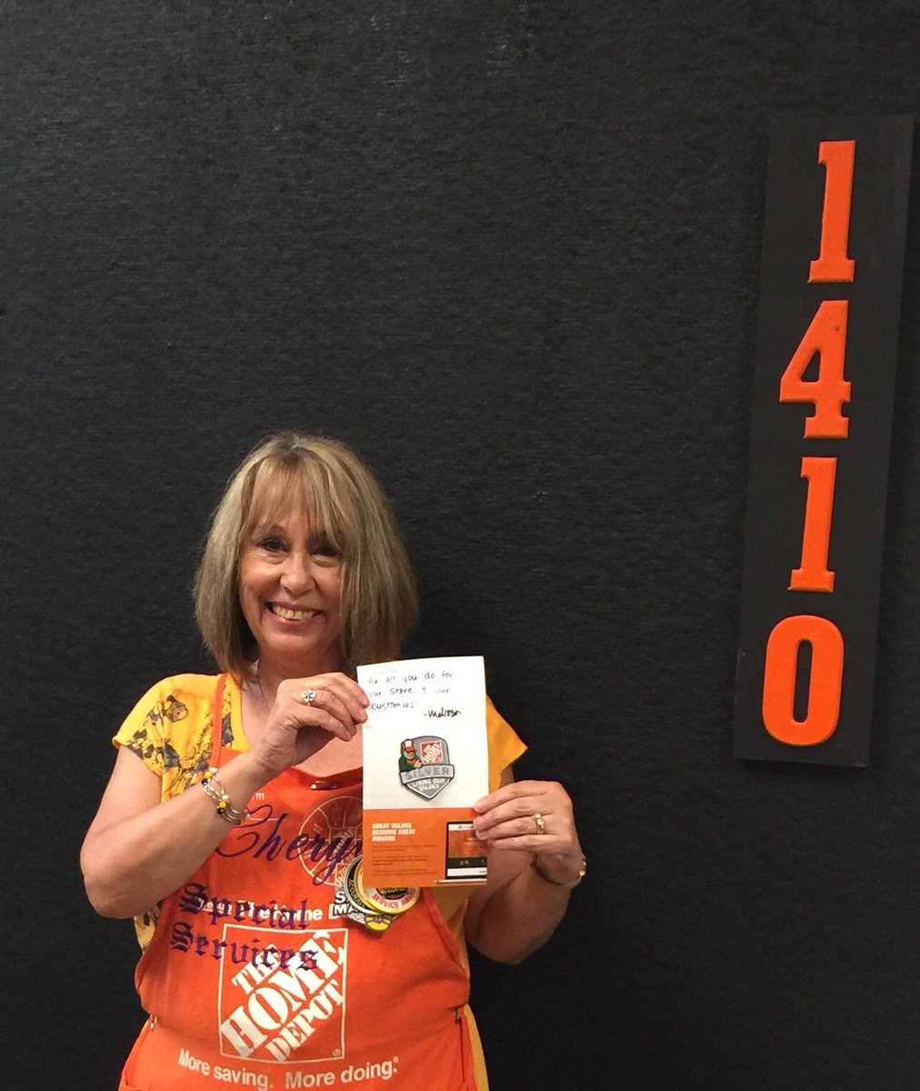 ASM_Liz1410's tweet photo. Cheryl at the Service Desk receiving her Silver Milestone!!!!!  🎉 https://t.co/8d15SQsMzq