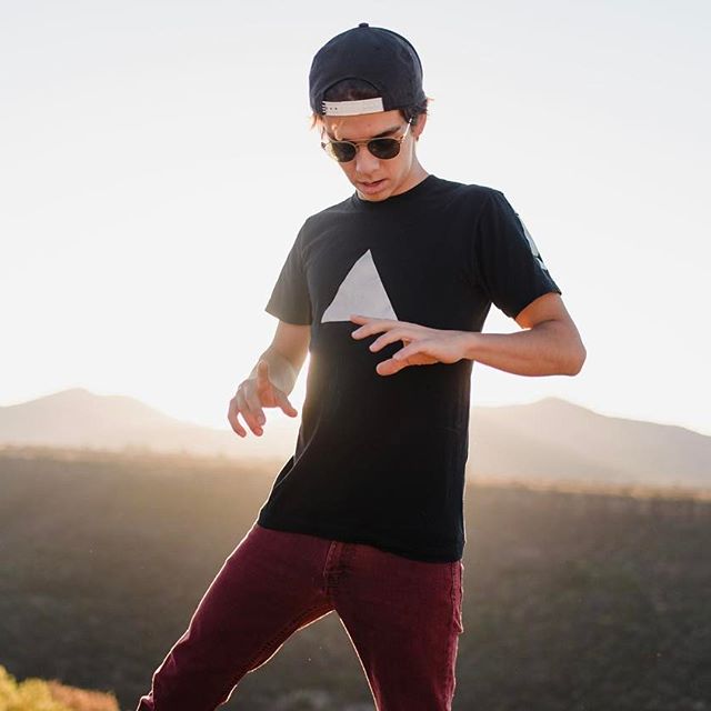 Mientras me tomaban esta foto estaba  contando una buena historia ⚡♥️ Cuéntame en los comentarios una de tus  anécdotas favoritas. 🤙