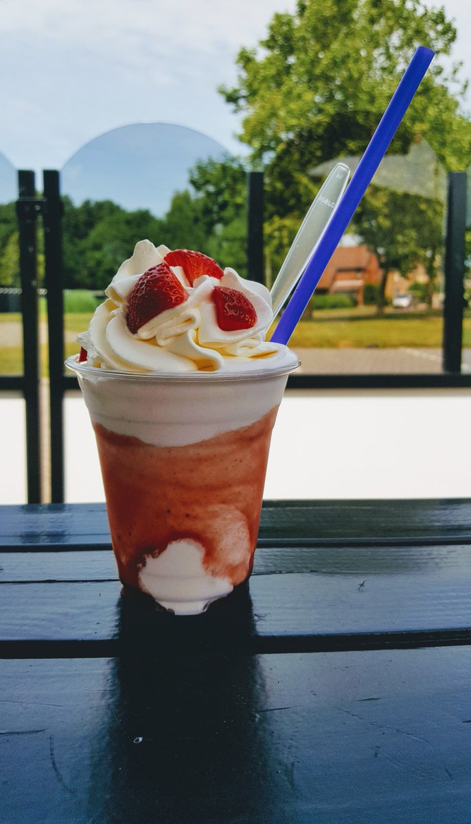 Vandaag bij ons verkrijgbaar: aardbeienmilkshake met aardbeiensaus, slagroom en verse aardbeien! (€ 2,75) #genieten