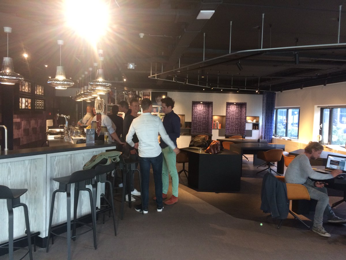 Successen worden gevierd!
Het is pas dinsdag maar de bar van Tribes Amstel word al goed gebruikt. 🧐