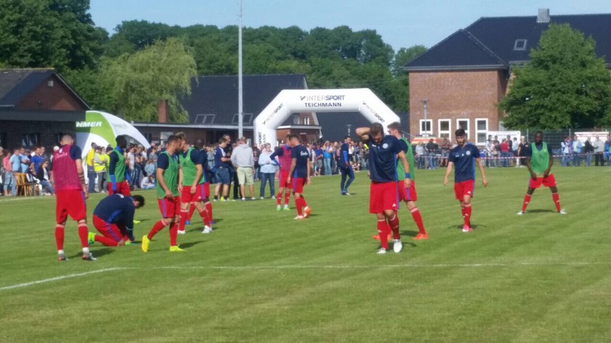 Holstein_Kiel's tweet photo. Hoher Rasen, leichtes Gefälle, aber allseits gute Laune! Wir freuen uns auf das Spiel gegen den #FCAngeln02! #NurHolsteinKiel #KielAhoi https://t.co/ybgQQNE4DU