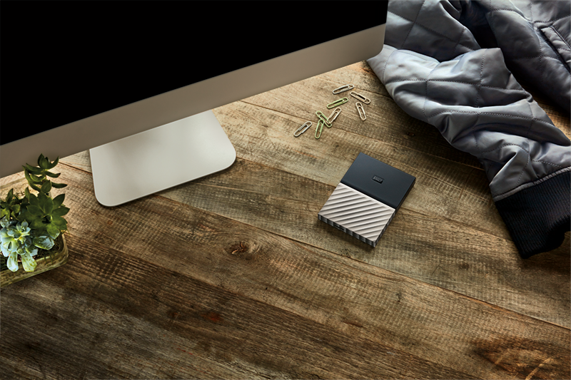 My Passport™ Ultra – stockage portable disponible en deux finitions élégantes pour stocker vos précieux contenus. bit.ly/2sWWlai