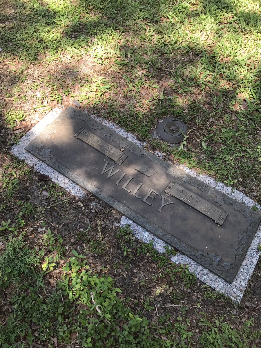 WillJenn_Beau's tweet photo. Visiting w/ some our Cuban FWB pastors in Miami today &amp; was able to see pioneer missionary Mom &amp; Pop Willey's grave site #holyground https://t.co/CnrLXdkOrL