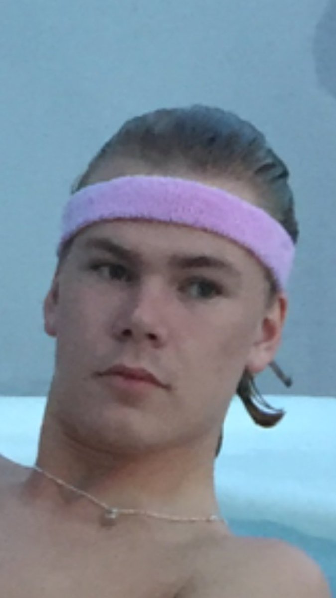 LottaPlsson's tweet photo. Sonen funderar... "nu behöver man ju inte tänka på sitt utseende mer när man inte går i skolan längre"🙈🙈 https://t.co/zT7ti2oe47