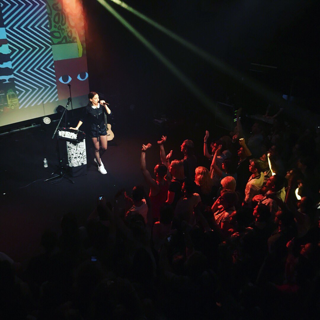 columbia_fr's tweet image. C'est @Jainmusic qui clôture la #ColumbiaSessionRTL2 en faisant danser le @FlowParis !! 🎶👏