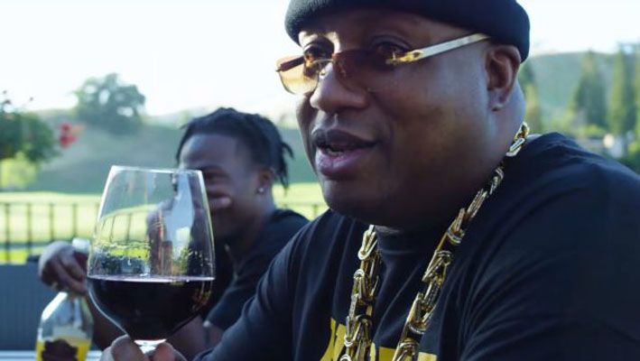 free2DBZ's tweet image. Cousins @e40 and @blegit72 toast to the good life in the video for their @jtthe4th-guested "Fo Sho" buff.ly/2tlMXAa