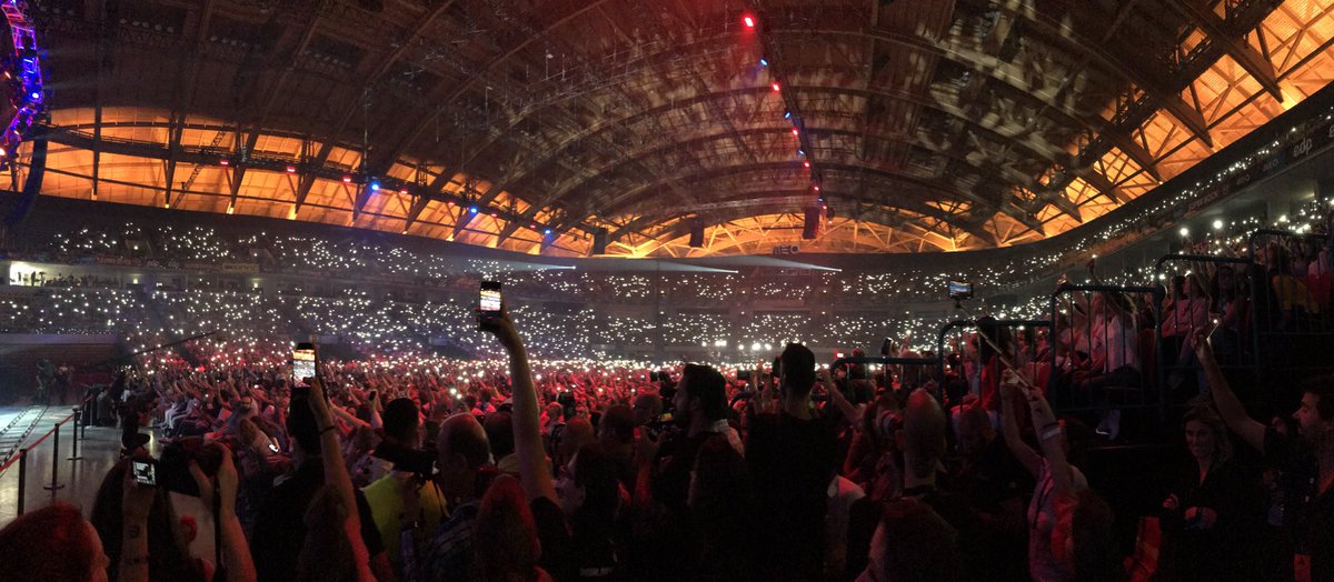 RickardoLeal's tweet photo. O MEO Arena Iluminou-se Para Homenagear as Vitímas dos Incêndios! #JuntosPorTodos https://t.co/rBH8znjHef