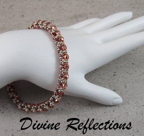 just1beader's tweet photo. No one ever tires of bangles....#etsy #etsymagazine kezylouToo #hathappiness https://t.co/2lMBCM7MZT