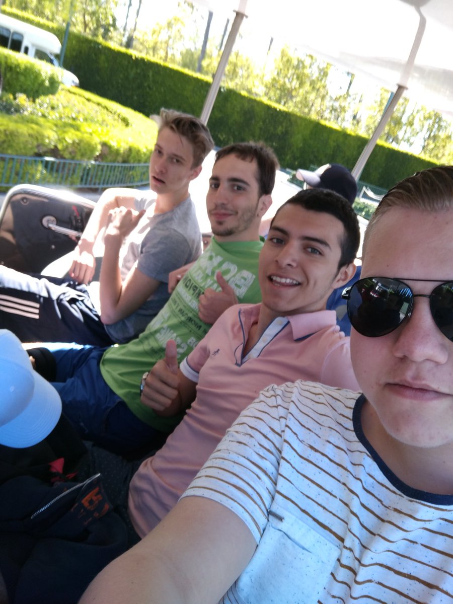 Arrived at Disneyland 👌 And I have WiFi 😁