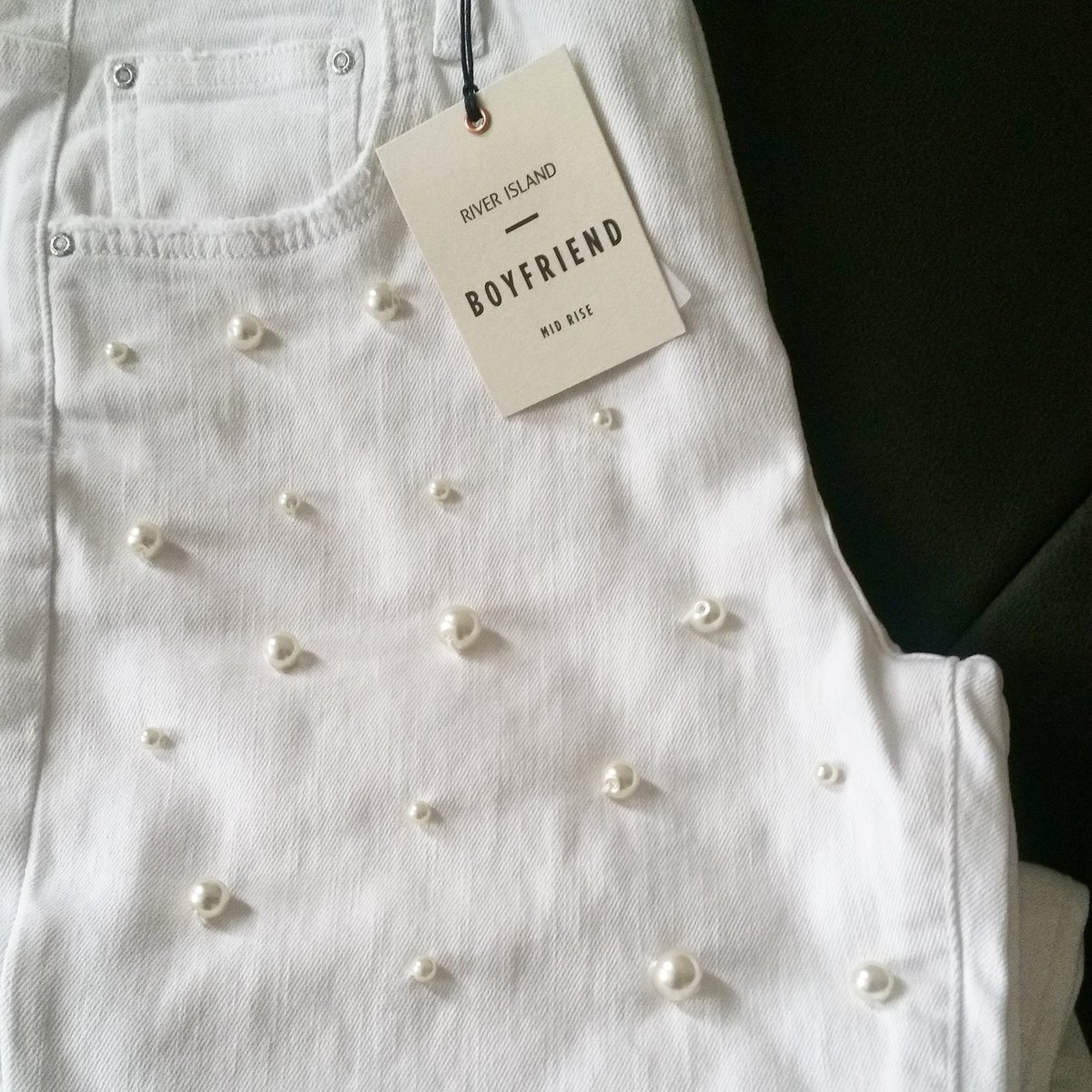 Yazin rengi beyaz ve en favori Jean #BOYFRIEND ise incilerim de ustune dokulmus ise ALMAM MI #riverisland #londra #oxfordstreet #whitejean