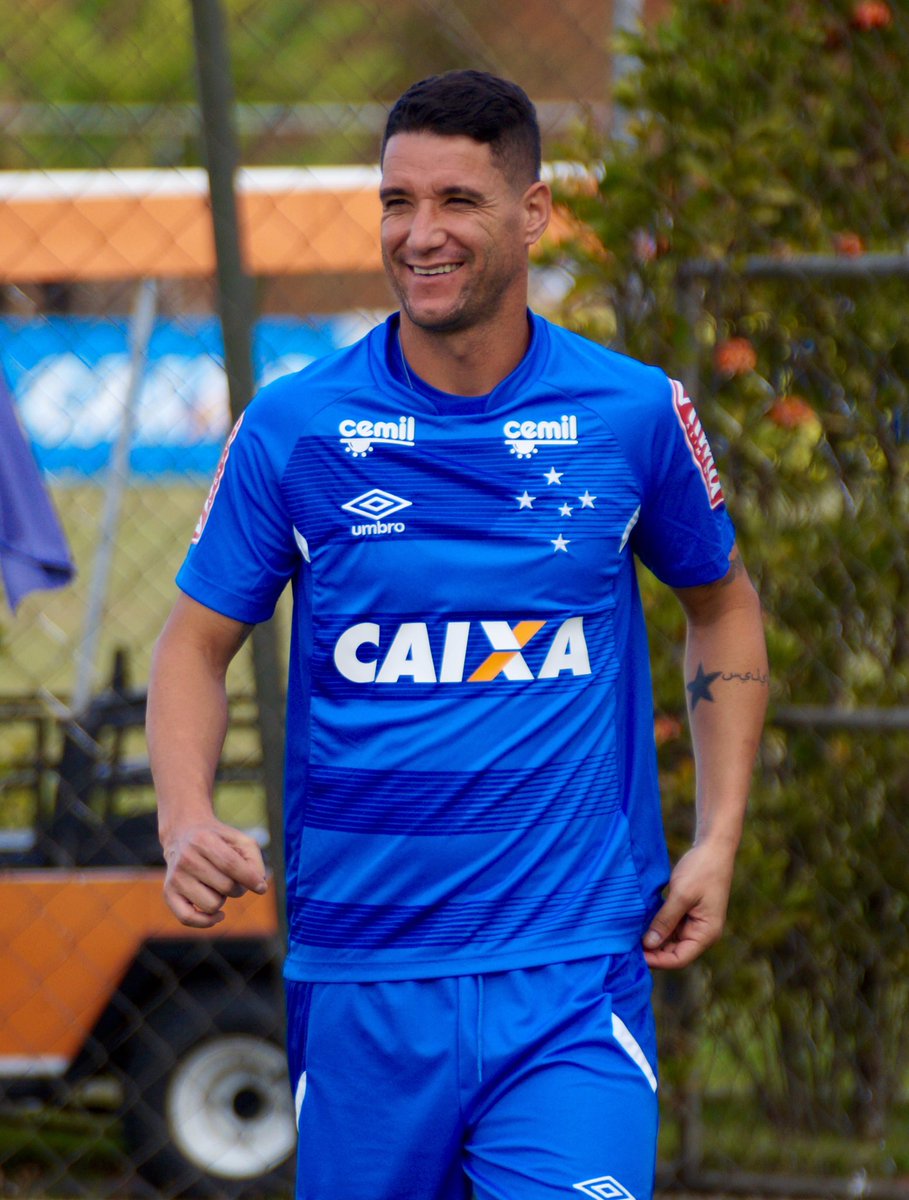 Cruzeiro's tweet image. Atletas chegam para o treino desta tarde de roupa nova. Curtiram?