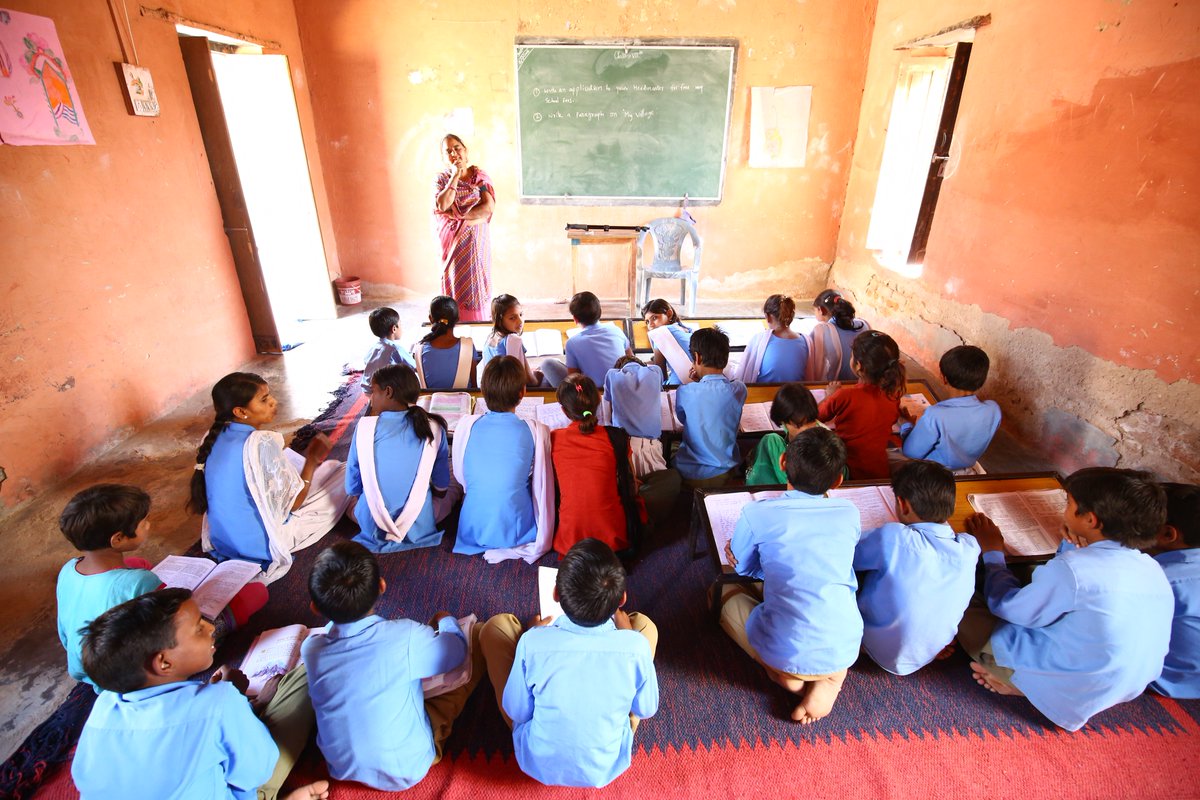 siusaorg's tweet photo. Thanks to nearby Aakash Ganga wells students stay focused and hydrated in class instead of running home for water  #water #india #education https://t.co/L17Ig5wG5M