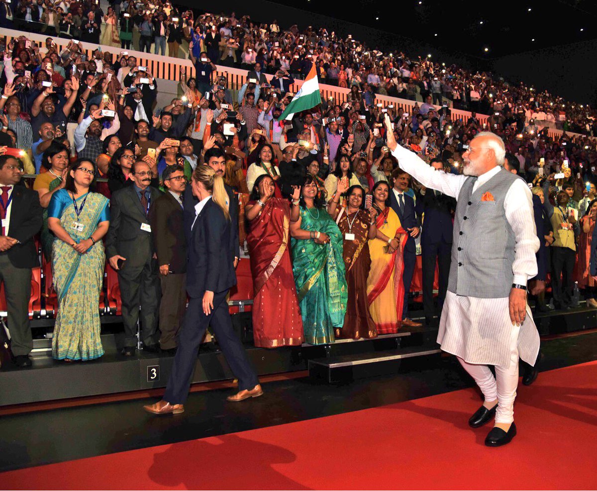 narendramodi177's tweet image. Netherlands में लोगो का अभीवादन स्वीकार करते हुए पीएम मोदी ! #ModiInNetherlands
