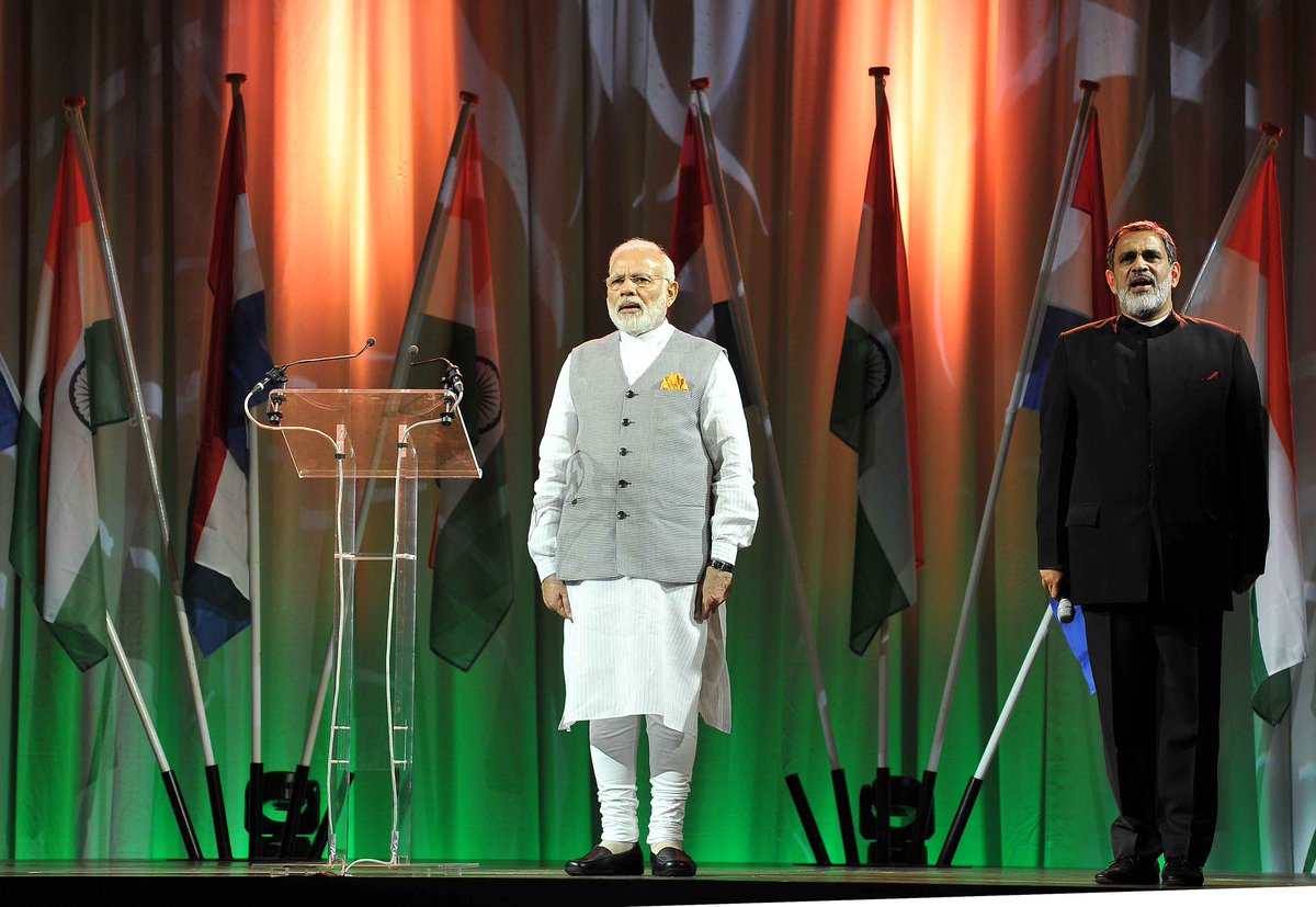 narendramodi177's tweet image. Netherlands में लोगो का अभीवादन स्वीकार करते हुए पीएम मोदी ! #ModiInNetherlands