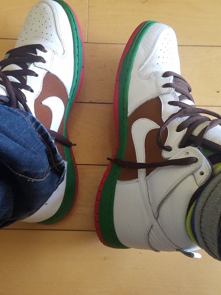 OneTwoTray's tweet photo. #neverbeentoCALI but i♥dunks....#californiaDUNKS #Backofthecloset #offday #idoTHIS4theculture https://t.co/vuyyU7Mmo7