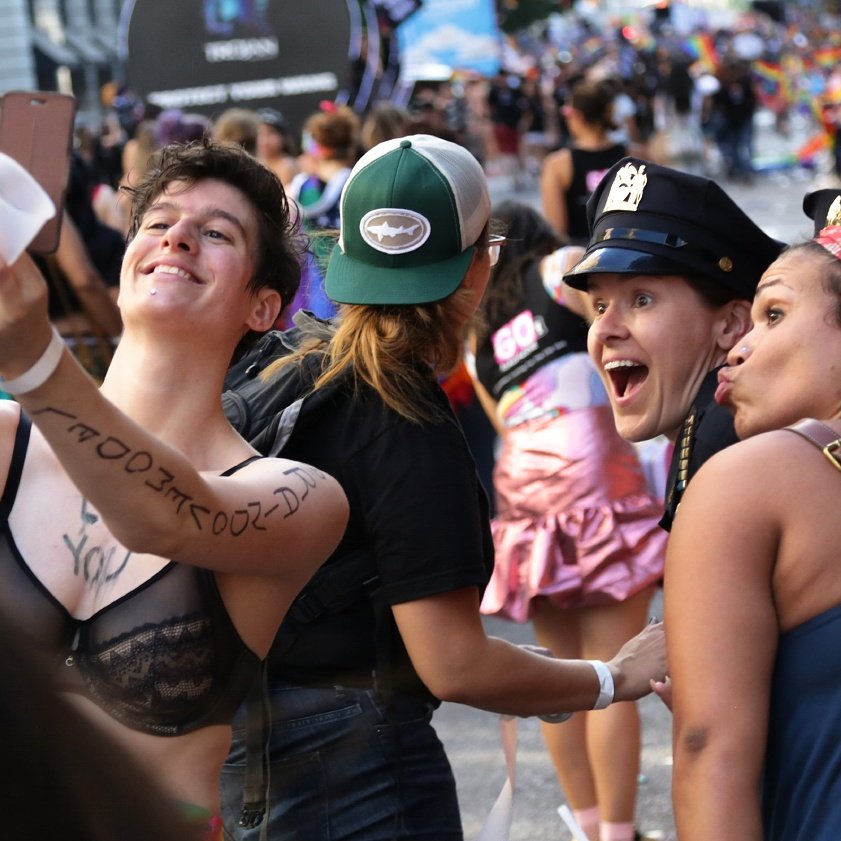 FACEITFOTO's tweet photo. Living to bring that Joy! #EquityPride #AEA #ActorsEquityAssociation A Roll of Performers & Revelers images @ https://t.co/0dg27QUPrZ https://t.co/5UvqNWa8Hz