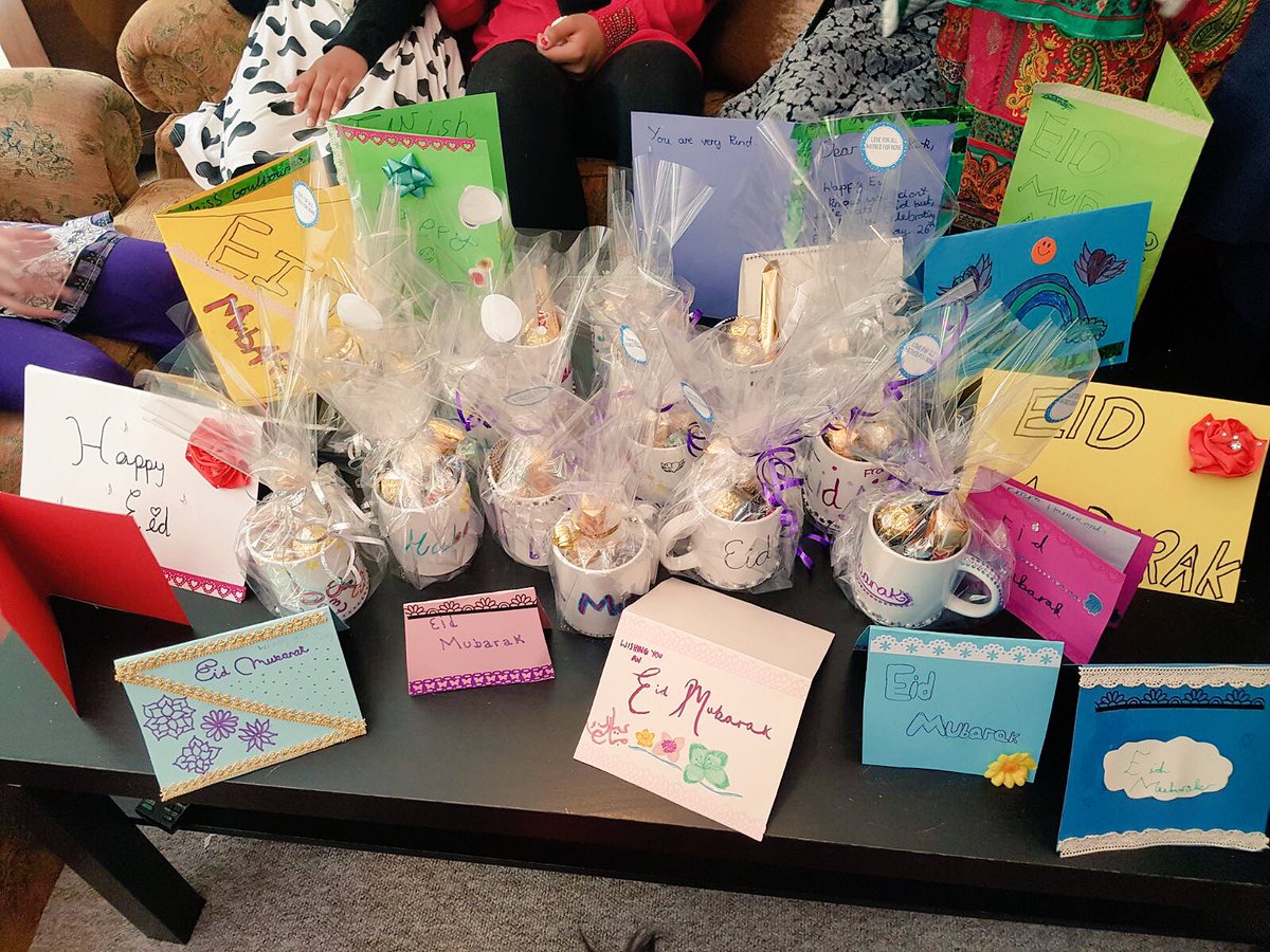 LajnaSouth's tweet photo. Nasirat from Selsdon made #Eid cards and decorated mugs for their teachers as Eid Gifts #EidMubarak #LoveForAllHatredForNone #Ahmadiyya https://t.co/BB7SiE6vWI