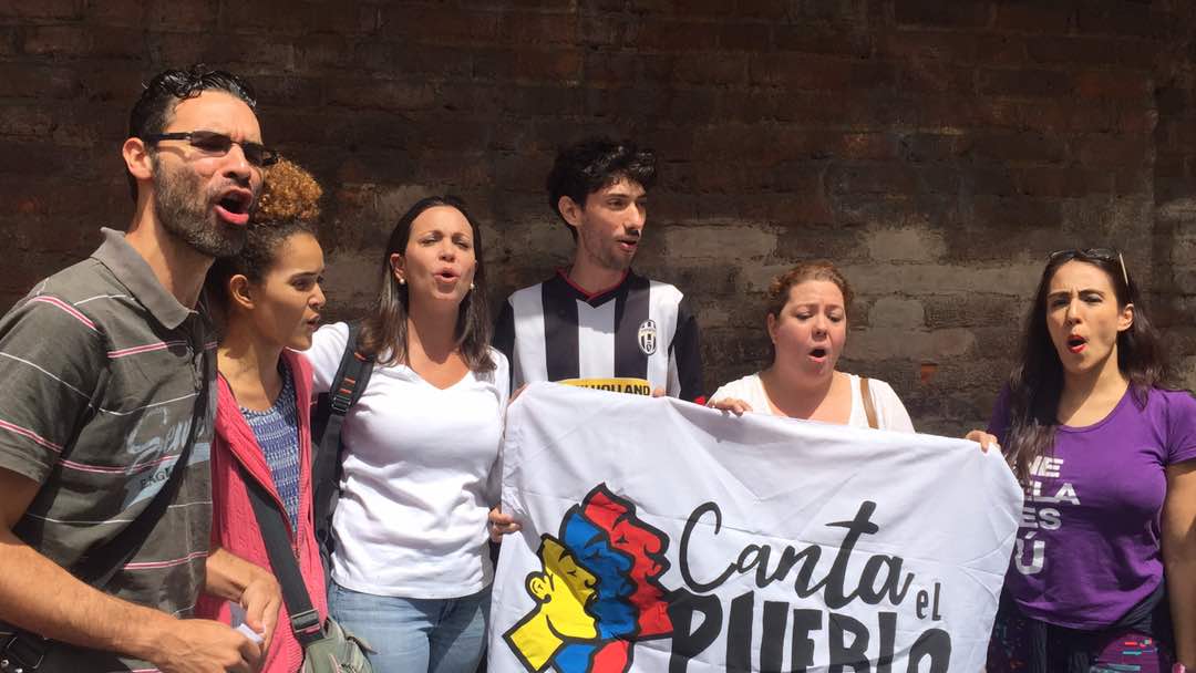 VenteVenezuela's tweet photo. #EnFotos | @MariaCorinaYA  con @cantaelpueblo: Detrás de esas barricadas, la libertad nos espera https://t.co/Alm3ZI1HEF